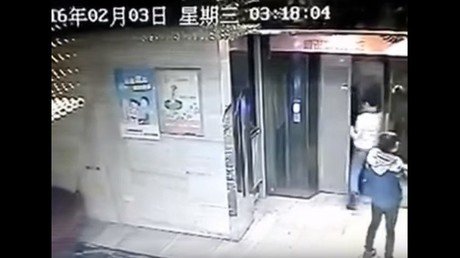 Se cae en el hueco del ascensor y sobrevive
