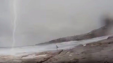 Un rayo casi mata a una joven y mira cómo reacciona su novio