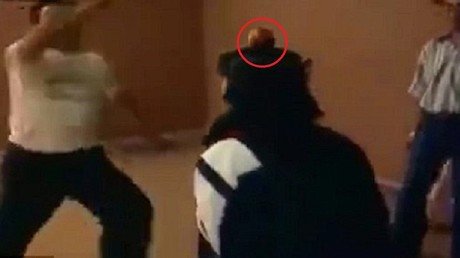 ‘Este truco yo lo vi en ‘Kárate Kid’’: una mujer, una manzana y una patada en la boca
