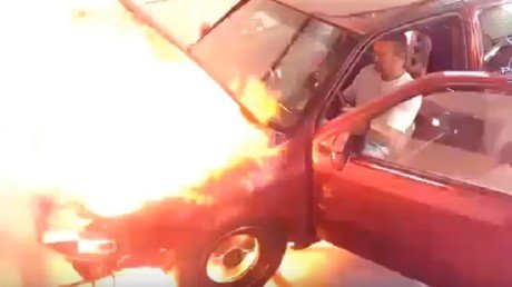 Impresionante: Llevó al límite el motor de su coche y las consecuencias fueron graves