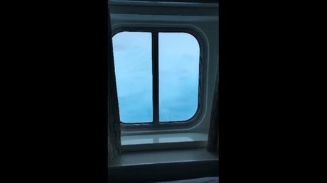 Un crucero zozobra entre olas de nueve metros