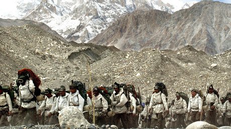 Video: Salvan a un militar de su tumba de hielo en "el campo de batalla más elevado del mundo"