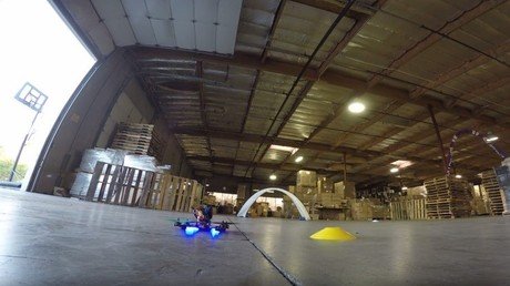 Video de vértigo: Alocada carrera de drones en un almacén
