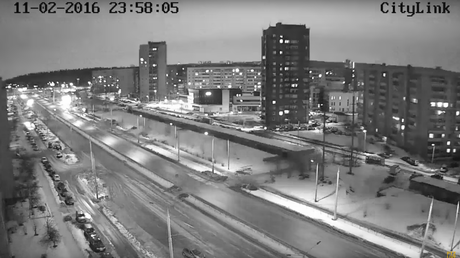 Inusual ráfaga de luz en el cielo nocturno de una ciudad rusa