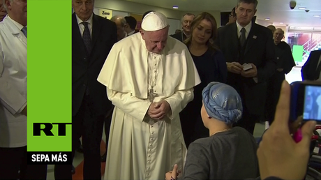 Una joven con leucemia le canta al papa Francisco un conmovedor Ave María