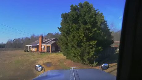 Impactante: momento en el que un camión se empotra en una casa en EE.UU.