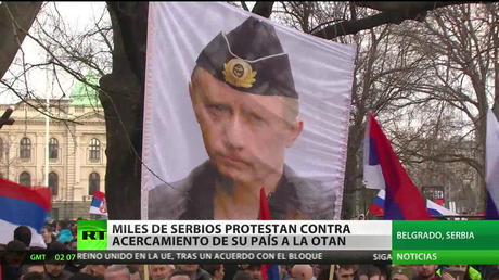 Miles de serbios protestan contra el acercamiento de su país a la OTAN