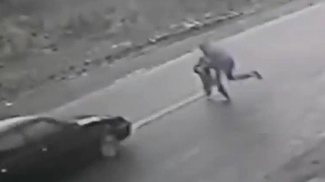Un hombre arriesga su vida para salvar a un niño de un trágico accidente