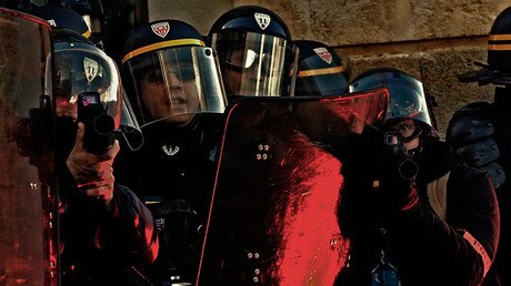 Francia: La Policía Antidisturbios lanza gas lacrimógeno contra una manifestación de agricultores