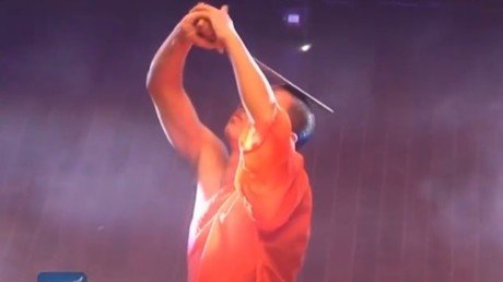Los maestros Shaolín parten barras de metal con la cabeza