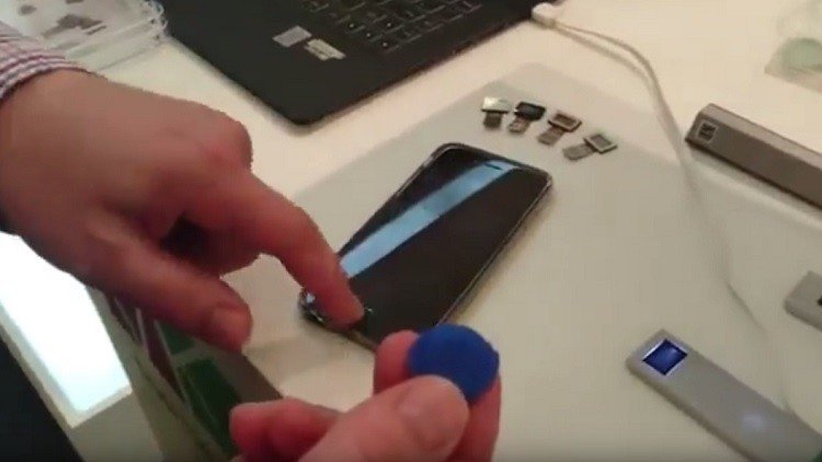 ¿Cómo 'hackear' un iPhone con un trozo de plastilina?