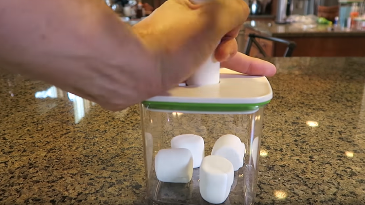¡Sorprendente!: Vea lo que le pasa a los marshmallows cuando se guardan al vacío