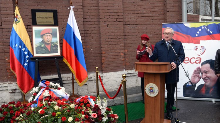 Viceministro de Exteriores ruso deposita flores en la placa dedicada a Hugo Chávez en Moscú