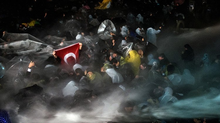 Gas y agua contra libertad de expresión: Policía turca dispersa una protesta en Estambul (VIDEO)