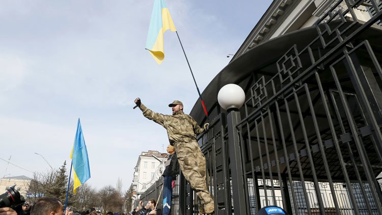 Individuos armados atacan la Embajada de Rusia en Kiev (Video)