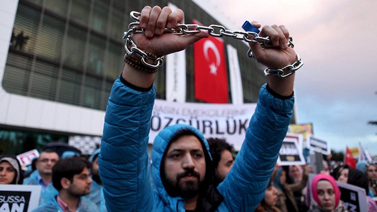Periodista turco a RT: "Somos víctimas de la opresión de un régimen despótico"