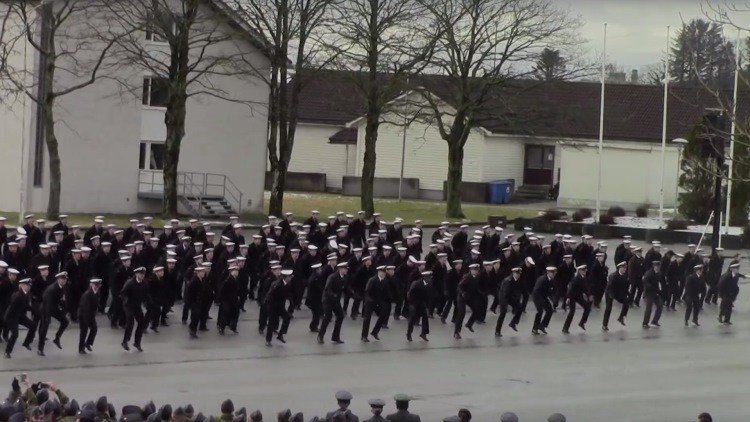 ¿Un ejército o un jardín de infancia?: Extraño video de un baile militar noruego