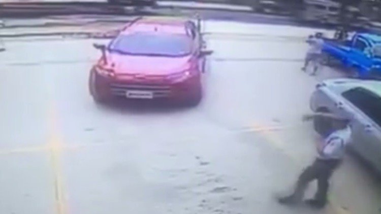 Un coche 'autónomo' escapa de un parking obedeciendo las órdenes del guardia