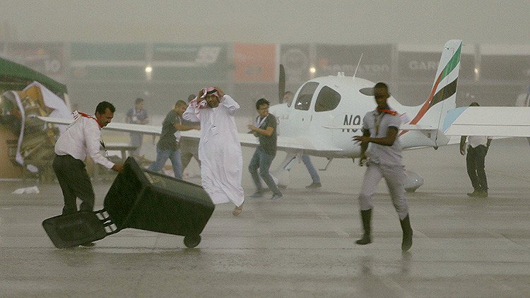 Lo que el viento se llevó: un temporal devasta el aeropuerto de Abu Dabi (Videos)