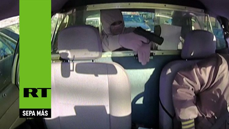 Karma instantáneo: Atraca a un taxista sin darse cuenta de lo que pasa detrás