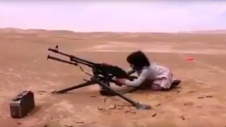 Niñas yemeníes aprenden a usar ametralladoras y morteros