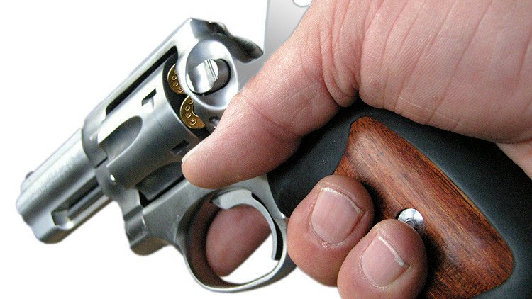 No aprendió la lección: La mujer herida de bala por su hijo de 4 años no reniega de las armas