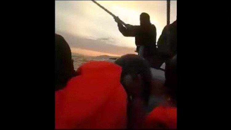 Video: Guardacostas turcos atacan a palos a refugiados en el mar Egeo