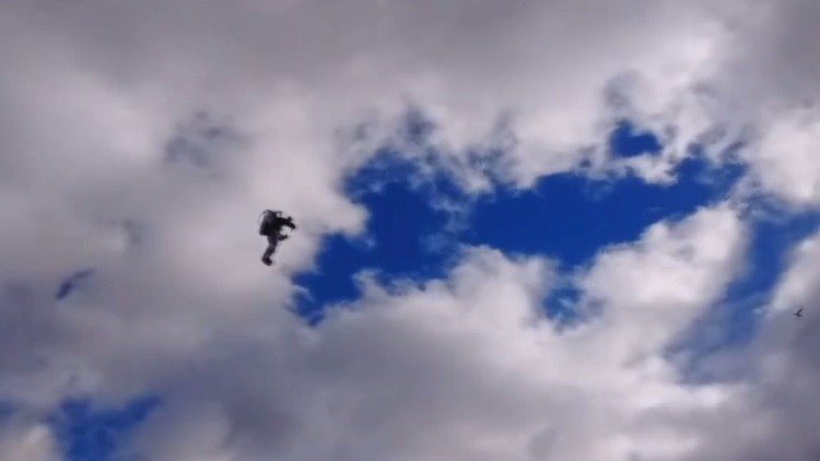 Un hombre cae del cielo en Dublín