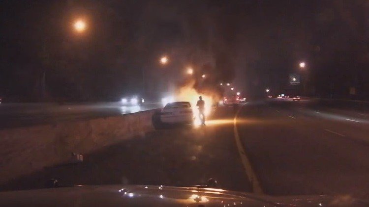 Rescate heroico: Dos policías sacan a un conductor de un coche en llamas
