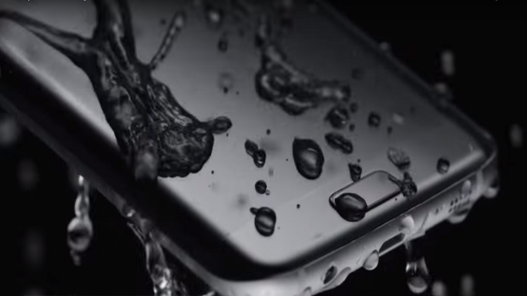 Prueba de agua: ¿Quién gana, el Samsung Galaxy S7 o el Iphone 6S+?