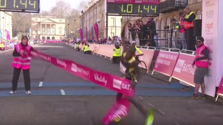 Un atleta keniano bate récord de velocidad y lo 'felicitan' con una trampa en la meta 