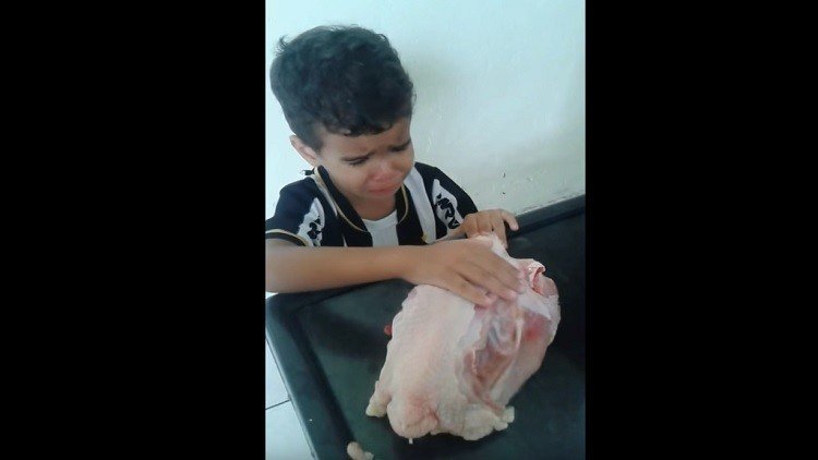 "Mamá, déjalo en paz": un niño ruega a su madre que no cocine un pollo