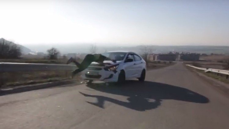 Impactante accidente: un 'skater' se empotra a 70 km/h contra un coche