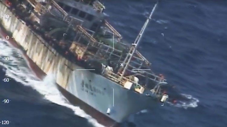 Barco guardacostas argentino hunde un pesquero de bandera china (Video)