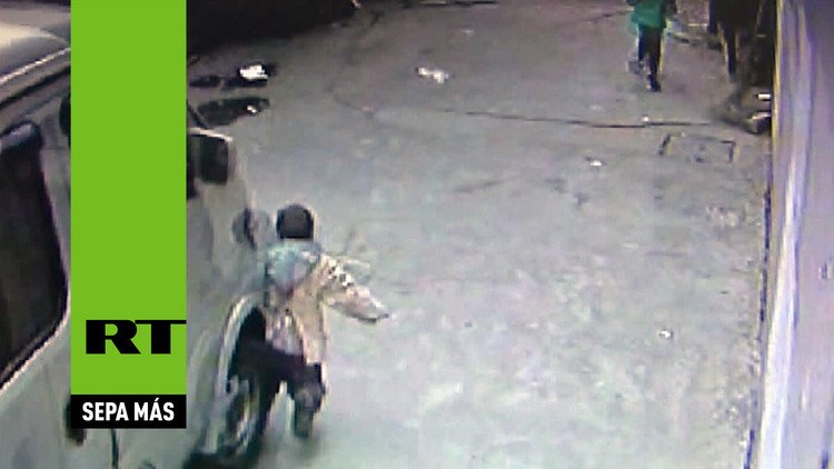 China: Una furgoneta pasa por encima de un niño; el menor sale caminando como si nada