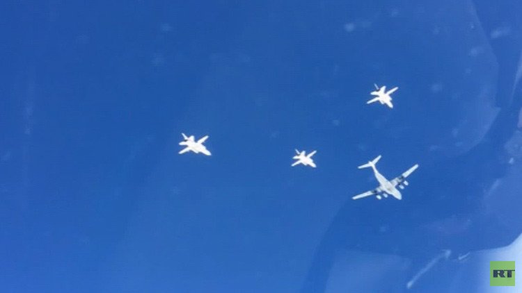 Video: Un IL-76 y un enjambre de cazas Su-24 regresan a Rusia