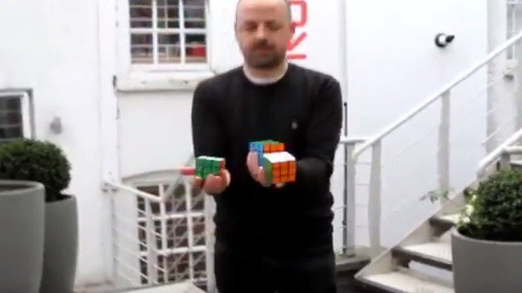 Resuelve tres cubos de Rubik en 20 segundos mientras hace malabares
