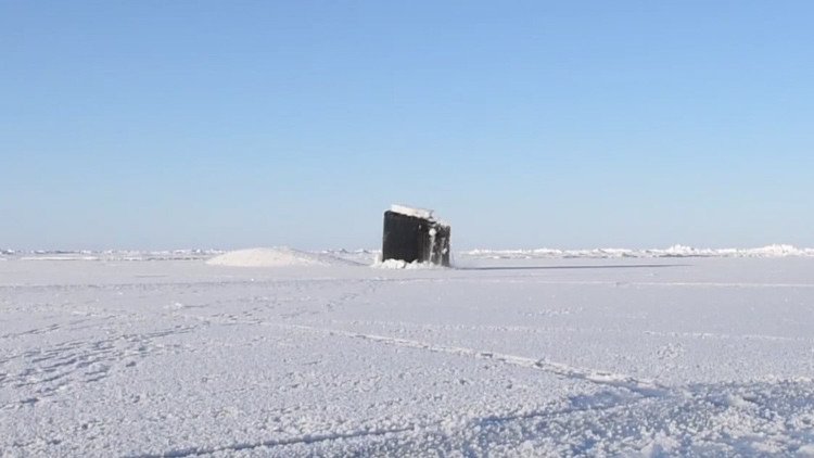 VIDEO: Un submarino de EE.UU. rompe el hielo eterno del Ártico