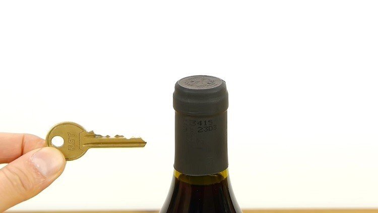 En caso de 'emergencia': cómo abrir una botella de vino con una llave 