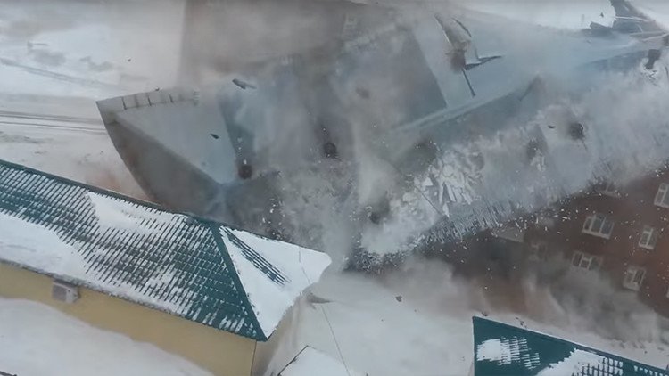 Espeluznante video: Ventarrón arranca el techo de un edificio de cinco pisos
