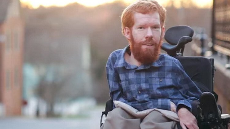 Un grupo de jóvenes llevará a su amigo discapacitado a la espalda en un viaje por el mundo