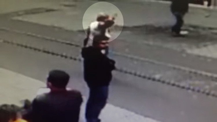 Video: una mujer sobrevive de manera sorprendente al atentado de Estambul 