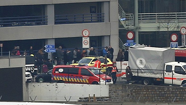 Video, fotos: Al menos 13 muertos tras dos potentes explosiones en el aeropuerto de Bruselas