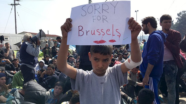 La foto viral de un niño refugiado que expresa su compasión por Bruselas conquista la Red