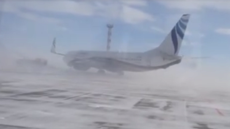Un vendaval mueve un Boeing en un aeropuerto ruso
