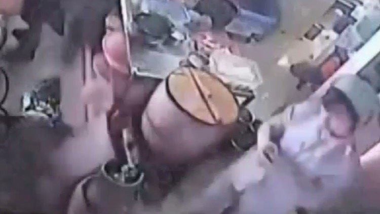 Una camarera causa un gran incendio en la cocina al distraerse con su móvil 