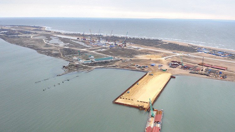 Un barco turco daña una estructura de construcción del puente que unirá Crimea con el resto de Rusia