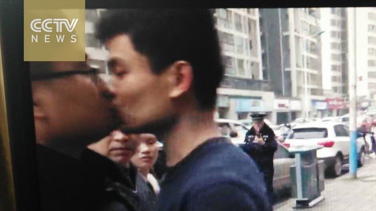 Un beso y un adiós: original manera de provocar a un policía chino