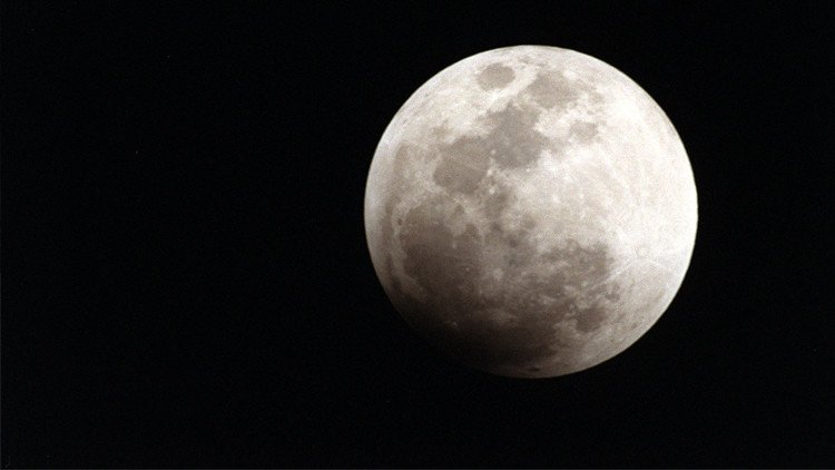 Científicos aseguran que el eje de rotación de la Luna se desplazó seis grados