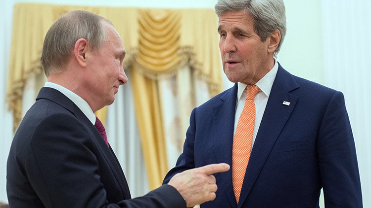 Putin bromea sobre el contenido del maletín de John Kerry